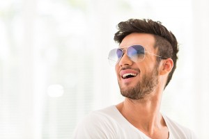 Fotografija modela sa brendiranim naočarima